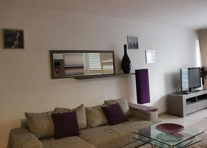 C056-cannes Rue Antibes - *