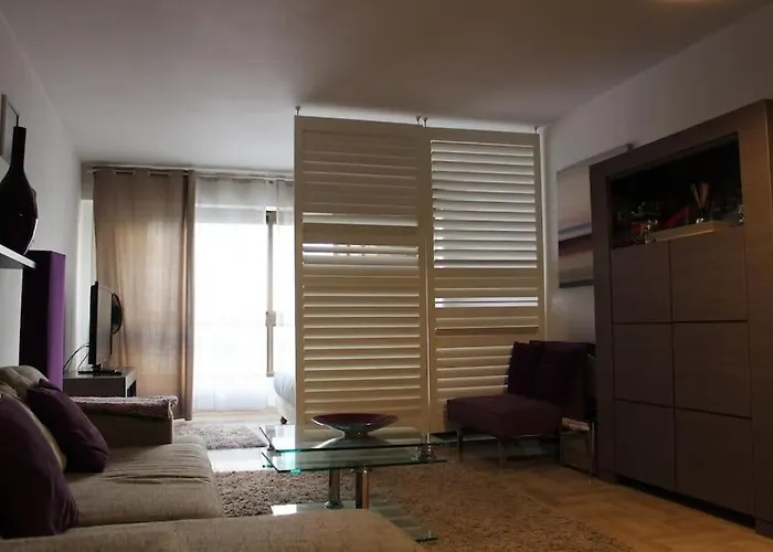 C056-cannes Rue Antibes - *